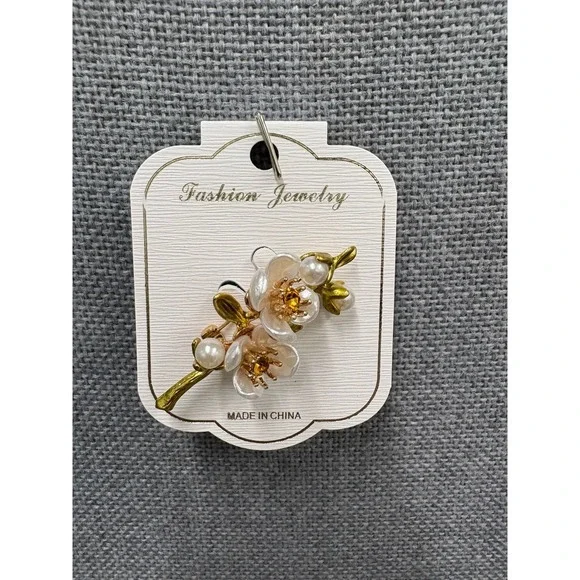 Vintage Style Green Jasmine Flower Brooch Pin – Faux Pearl Floral Accessory new - Picture 5 of 5